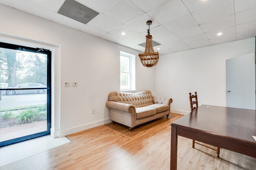 More Photos Of 16945 General Puller Hwy, Deltaville Office For Sale