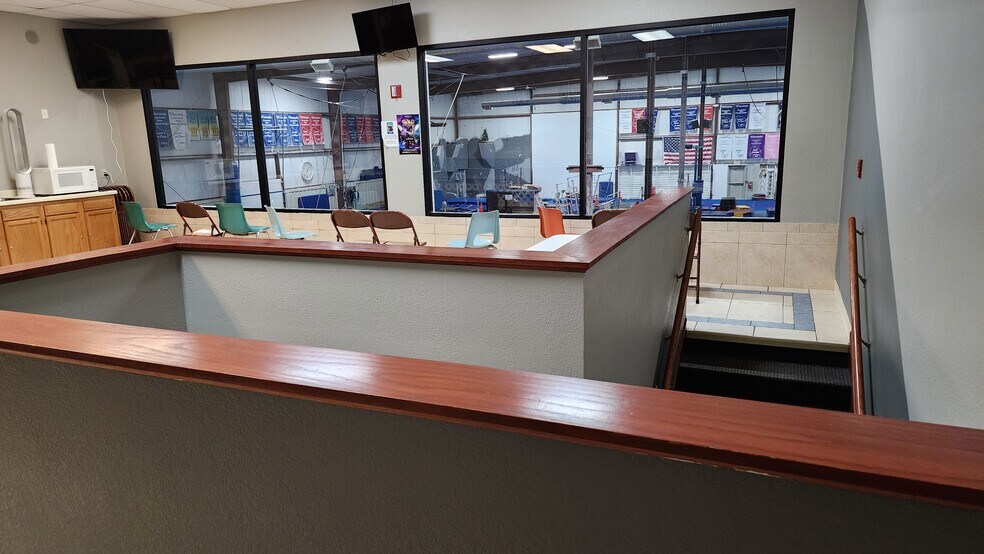 More Photos Of 2080 W 20th Ave, Oshkosh Flex For Sale