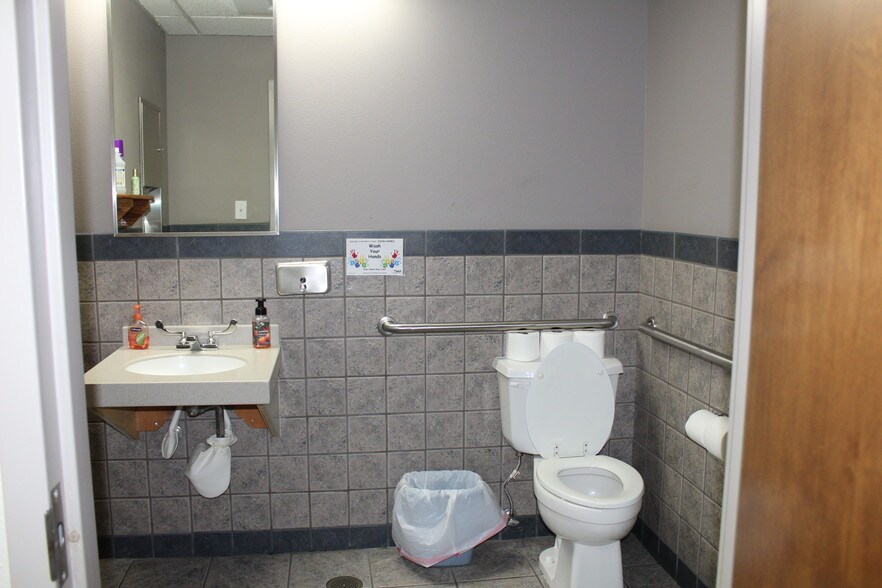 More Photos Of 304 S 20th St, Rogers Office For Sale