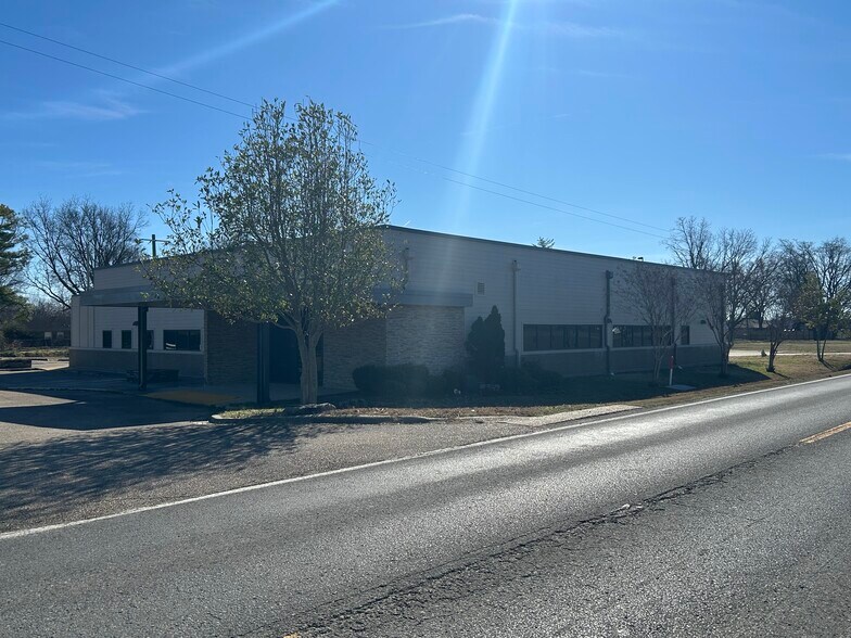 More Photos Of 2596 Interstate 55, Marion Medical For Lease