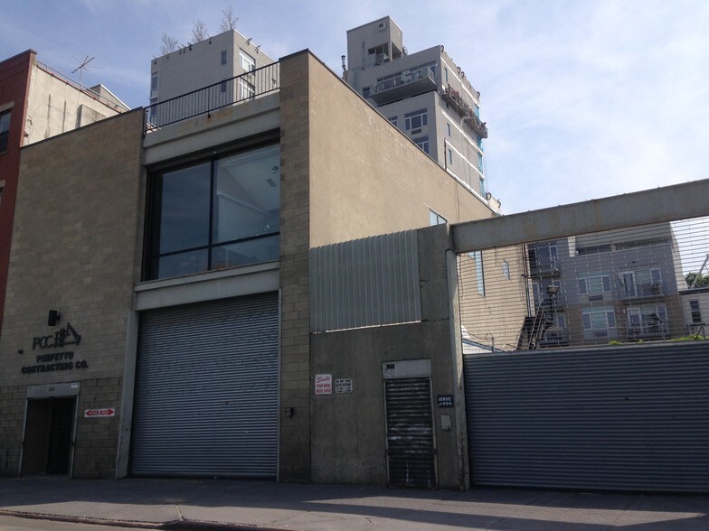 Primary Photo Of 250 6th St, Brooklyn Warehouse For Lease