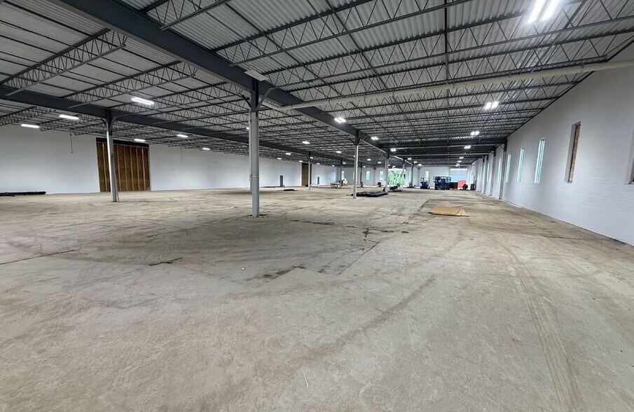 More Photos Of 5570 Creek Rd, Blue Ash Warehouse For Lease