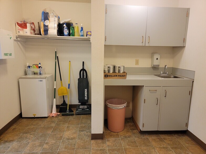 More Photos Of 707 S Main St, Lebanon Office For Sale