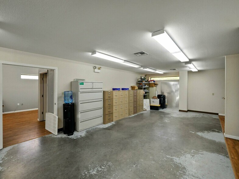 More Photos Of 2404 Longhorn Ave, Lakeland Manufacturing For Sale