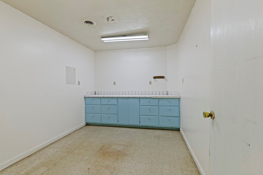 More Photos Of 245 N 7th St, Williams Light Distribution For Sale