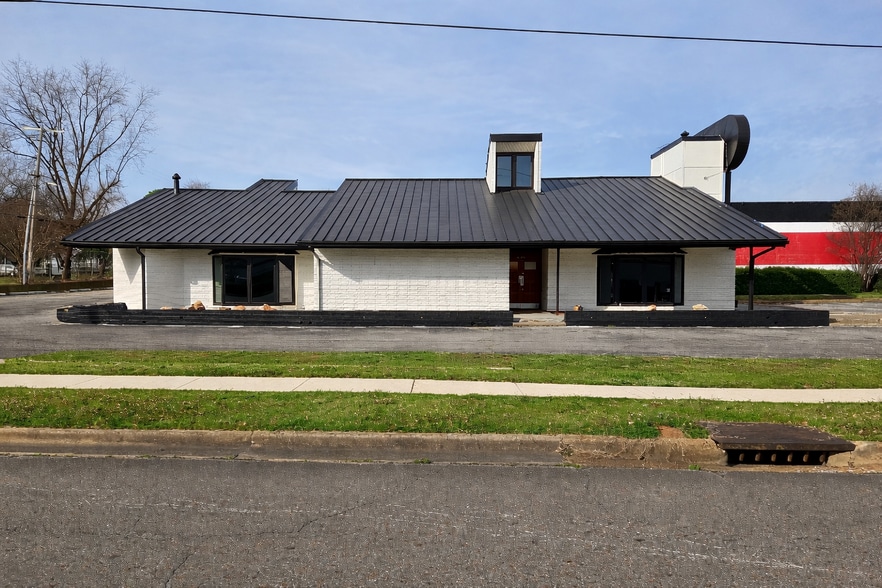 Primary Photo Of 2020 Country Club Ave NW, Huntsville Restaurant For Sale