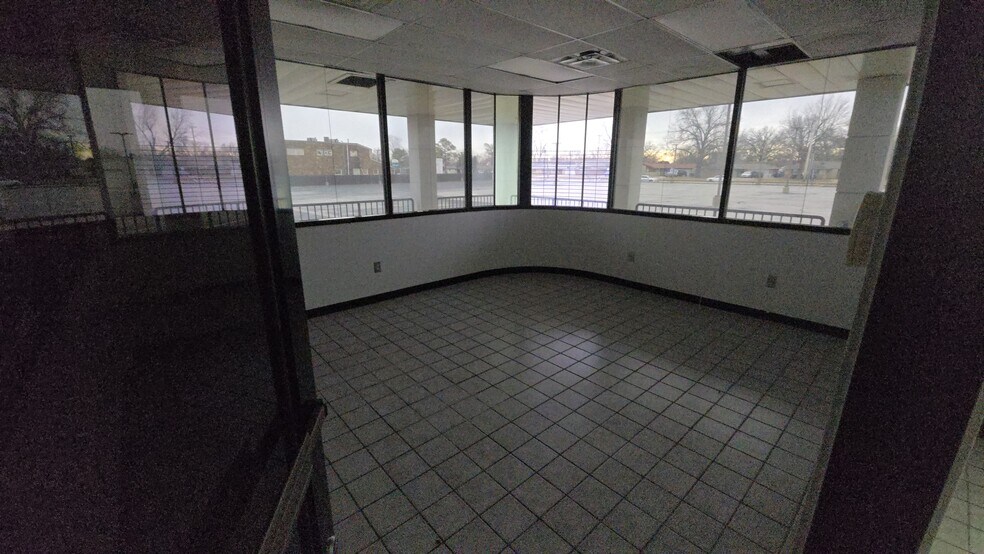 More Photos Of 3003 S Memorial Dr, Tulsa Auto Dealership For Sale