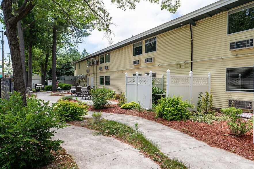 More Photos Of 461 Munson Ave, Traverse City Hotel For Sale