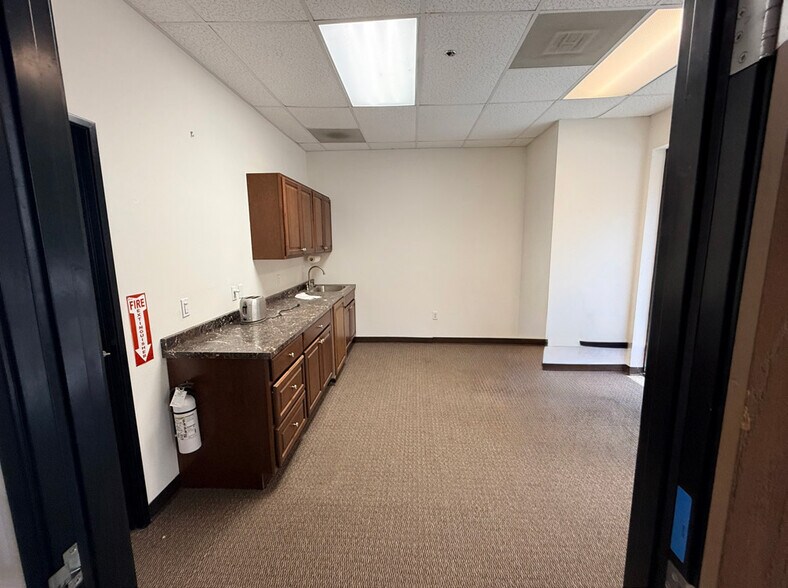 More Photos Of 925 Poinsettia Ave, Vista Manufacturing For Sale
