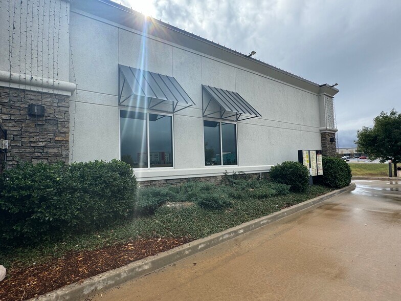 More Photos Of 1700 Shedeck Pky, Yukon Restaurant For Lease