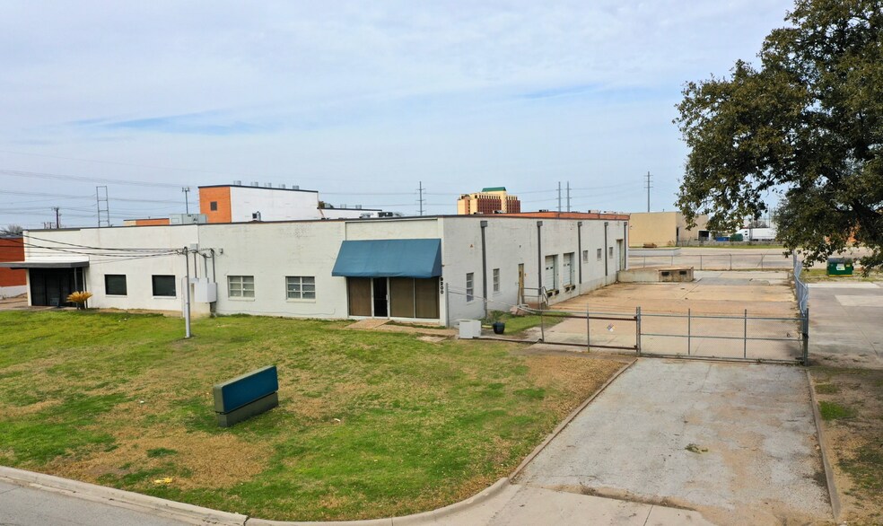 More Photos Of 9200 Sovereign Row, Dallas Warehouse For Lease