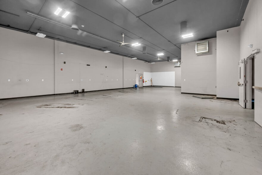 More Photos Of 20 Federal Rd, Brookfield Storefront For Lease