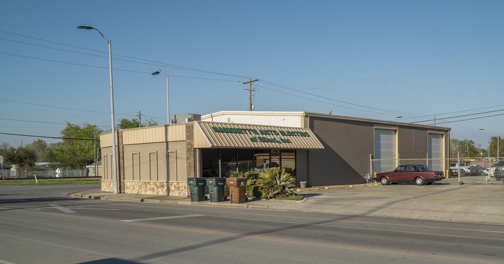 More Photos Of 198 Main St, Biloxi Light Distribution For Sale