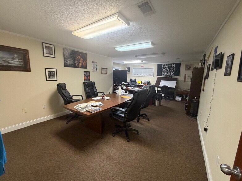 More Photos Of 18525 I-30 Hwy, Benton Showroom For Sale