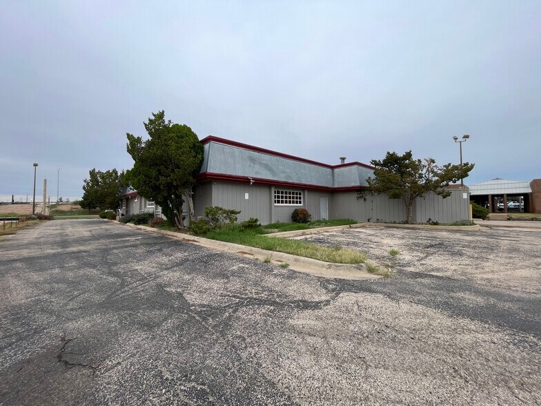 More Photos Of 2319 W Loop 250 N, Midland Flex For Sale