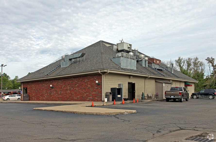 More Photos Of 7555-7575 Merriman Rd, Romulus Unknown For Lease