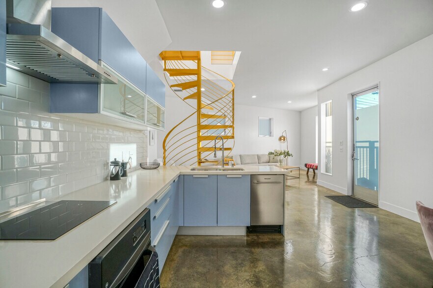 More Photos Of 328 Lincoln Blvd, Venice Storefront Retail Residential For Sale