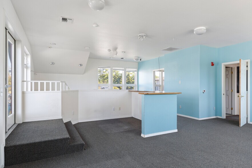 More Photos Of 35 SE Ely St, Oak Harbor Office For Sale