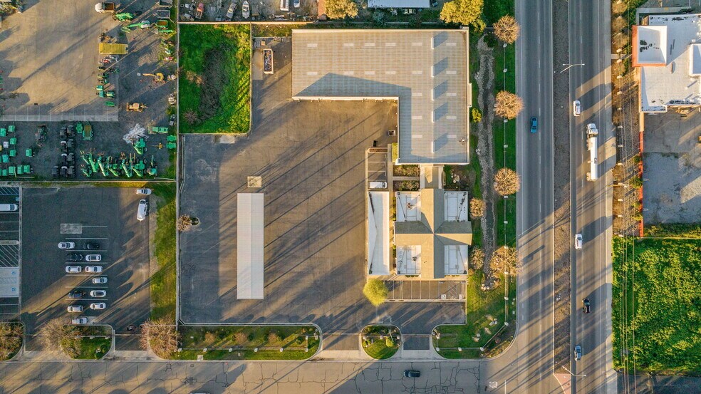 More Photos Of 1123 N Plaza Dr, Visalia Warehouse For Lease