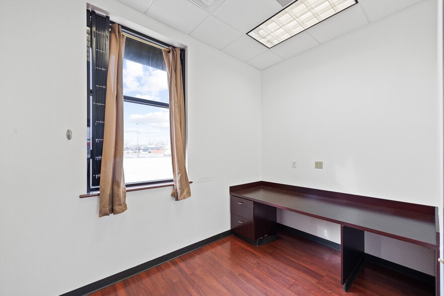 More Photos Of 1495 E 10th St, Jeffersonville Drugstore For Lease