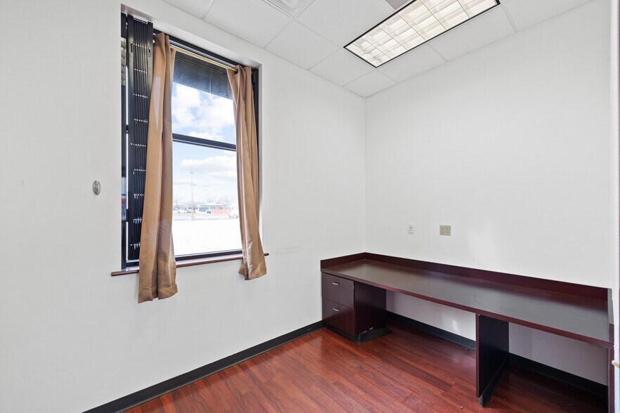 More Photos Of 1495 E 10th St, Jeffersonville Drugstore For Sale