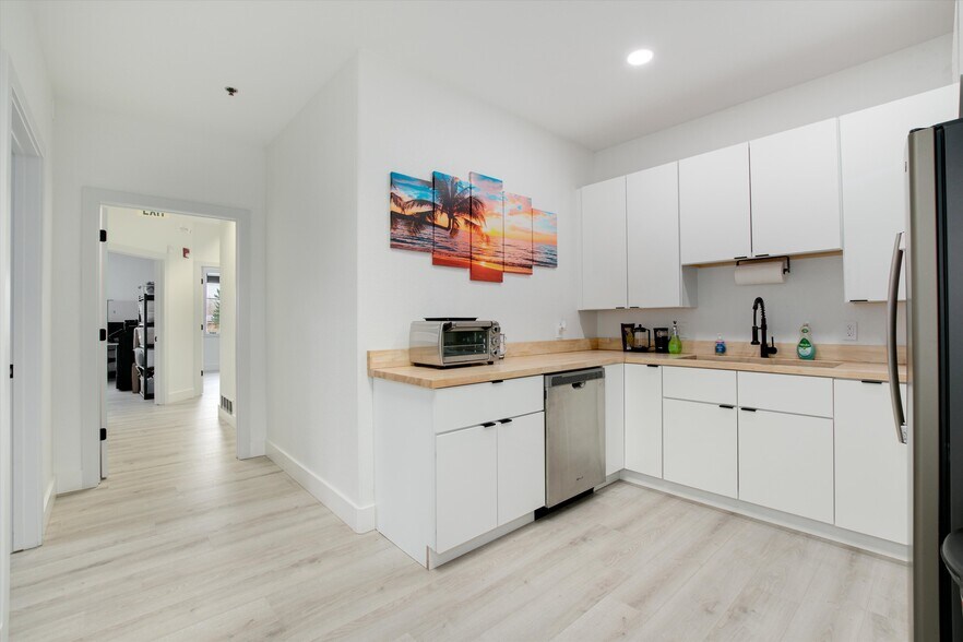 More Photos Of 42 Garden Ctr, Broomfield Office For Lease