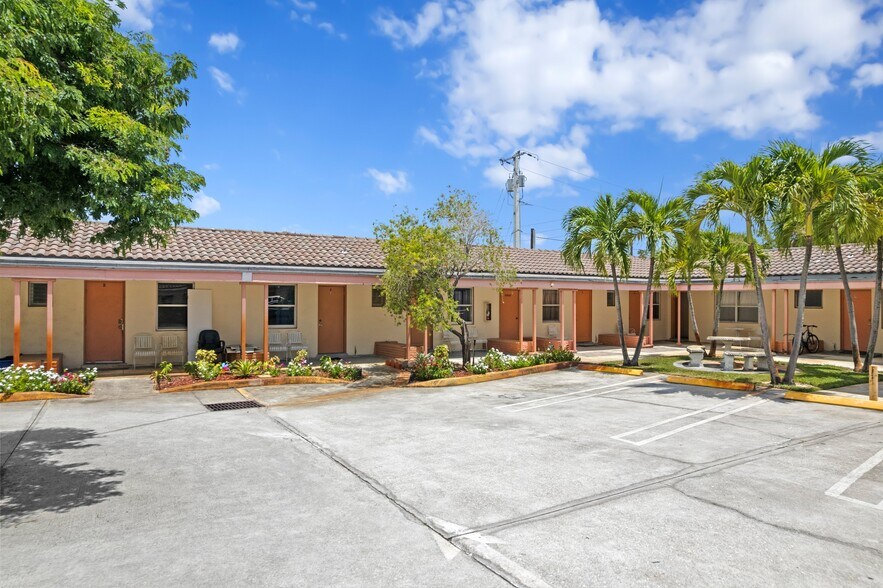 More Photos Of 7800 S Dixie Hwy, West Palm Beach Hotel For Sale