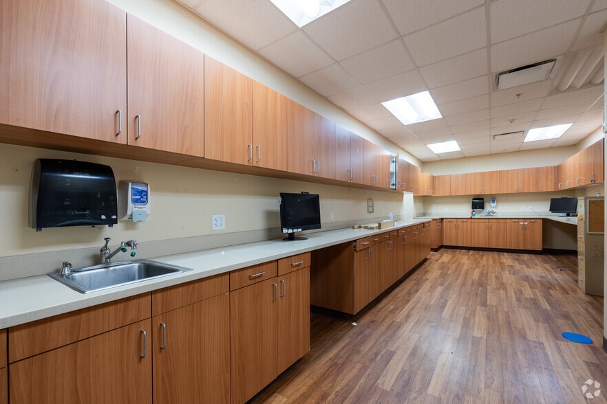 More Photos Of 2814 14th Ave SE, Ruskin Healthcare For Sale