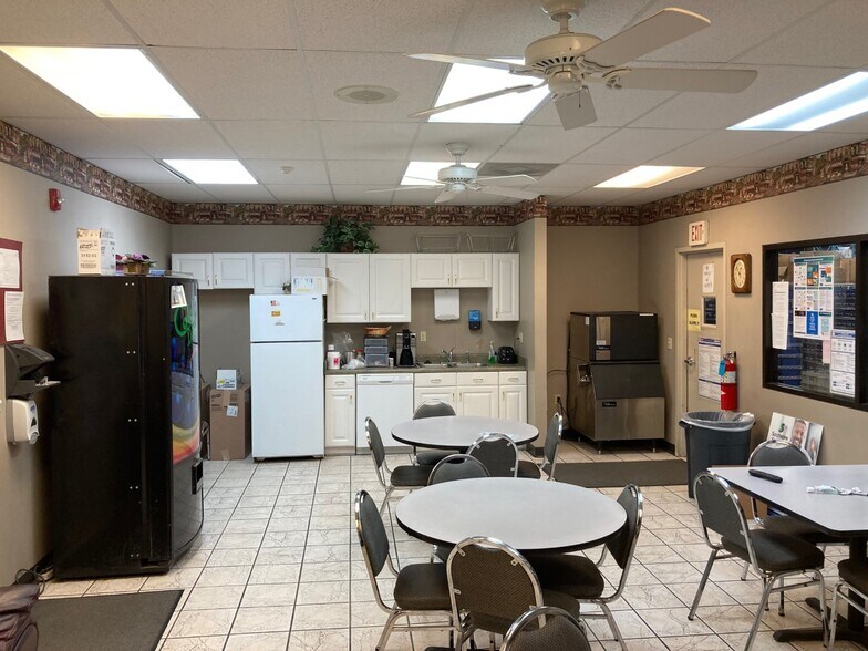 More Photos Of 2099 Hillshire Cir, Memphis Light Distribution For Lease