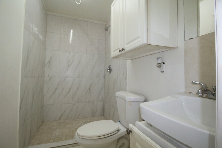 More Photos Of 34 E 9th St, Hialeah Distribution For Lease