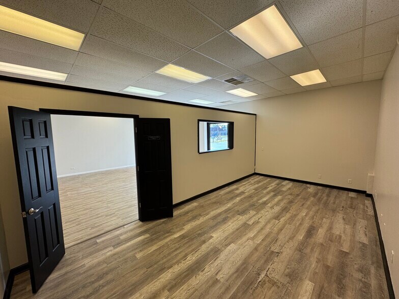More Photos Of 517 N Lake Ave, Twin Lakes Showroom For Lease