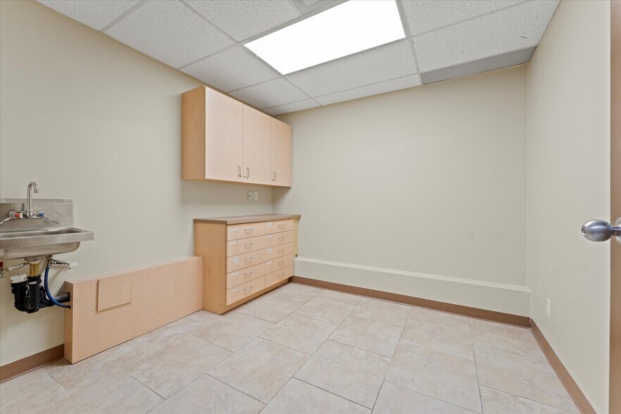 More Photos Of 711 Pelissier St, Windsor Office For Sale