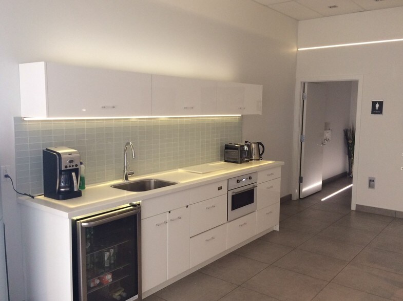 More Photos Of 512 Manitou Rd, Calgary Showroom For Lease