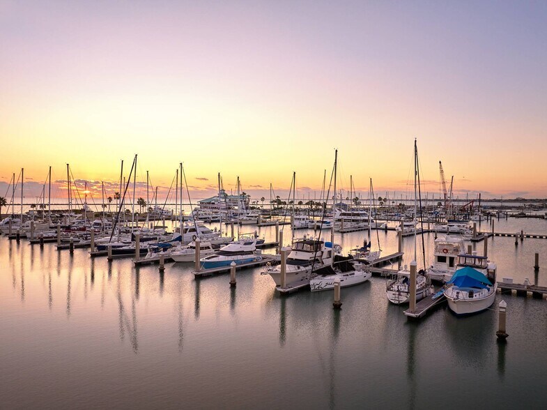 More Photos Of 615 N Upper Broadway St, Corpus Christi Office For Lease