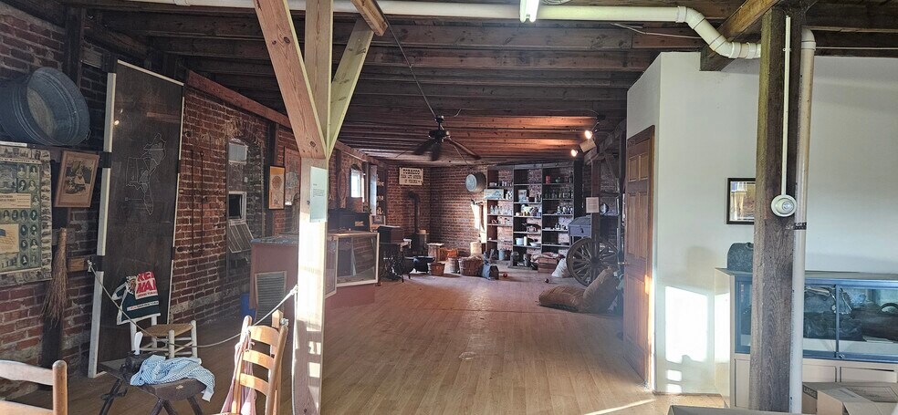 More Photos Of 306 W Main St, South Hill Flex For Lease