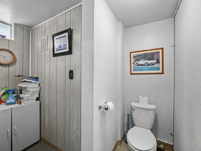More Photos Of 1840 NE Sandy Blvd, Portland Auto Dealership For Sale