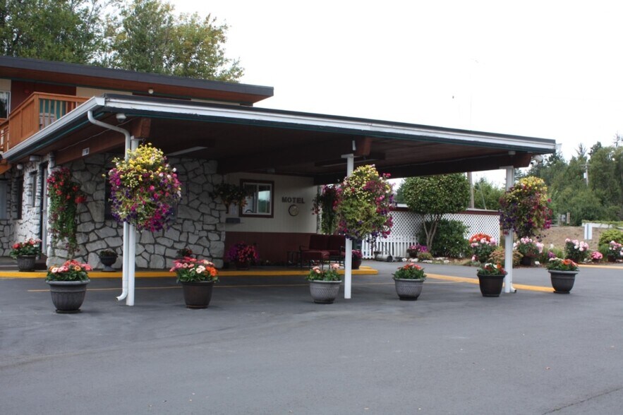 More Photos Of 1010 8th St, Myrtle Point Hotel For Sale
