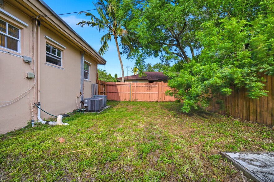 More Photos Of 823-825 NW 9th St, Hallandale Beach Apartments For Sale