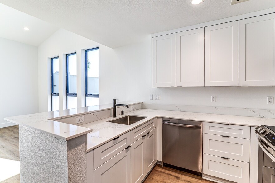 More Photos Of 7606 Girard Ave, La Jolla Apartments For Sale
