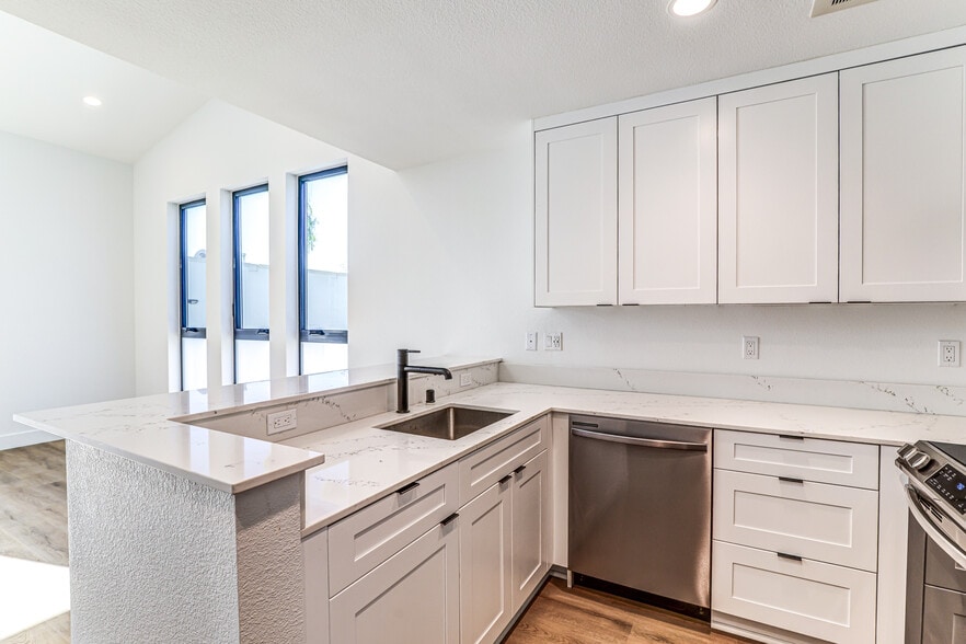 More Photos Of 7606 Girard Ave, La Jolla Apartments For Lease