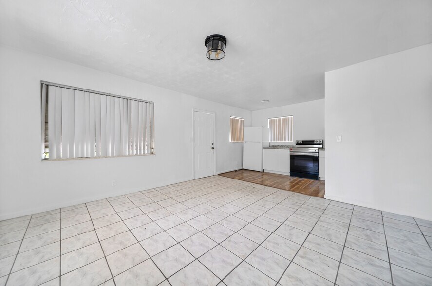 More Photos Of 1943-1947 Buchanan St, Hollywood Apartments For Sale
