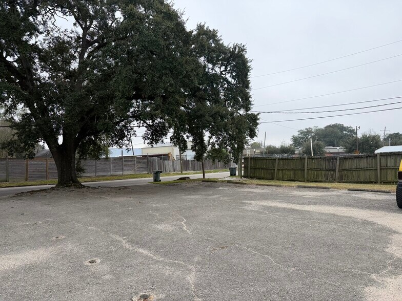 More Photos Of 2115 McFaddin St, Beaumont Medical For Lease