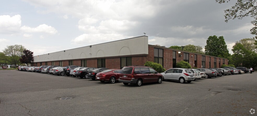 More Photos Of 11 Oval Dr, Islandia Office For Lease