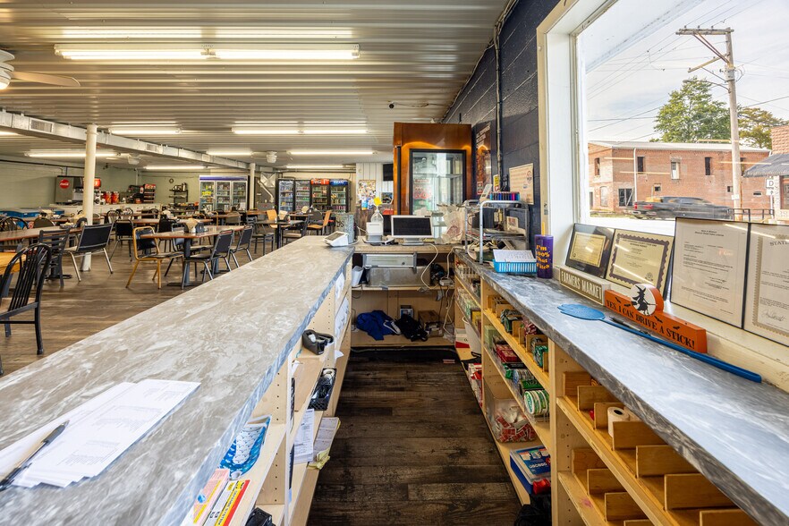 More Photos Of 4053 Hwy E, Oak Ridge Storefront For Sale