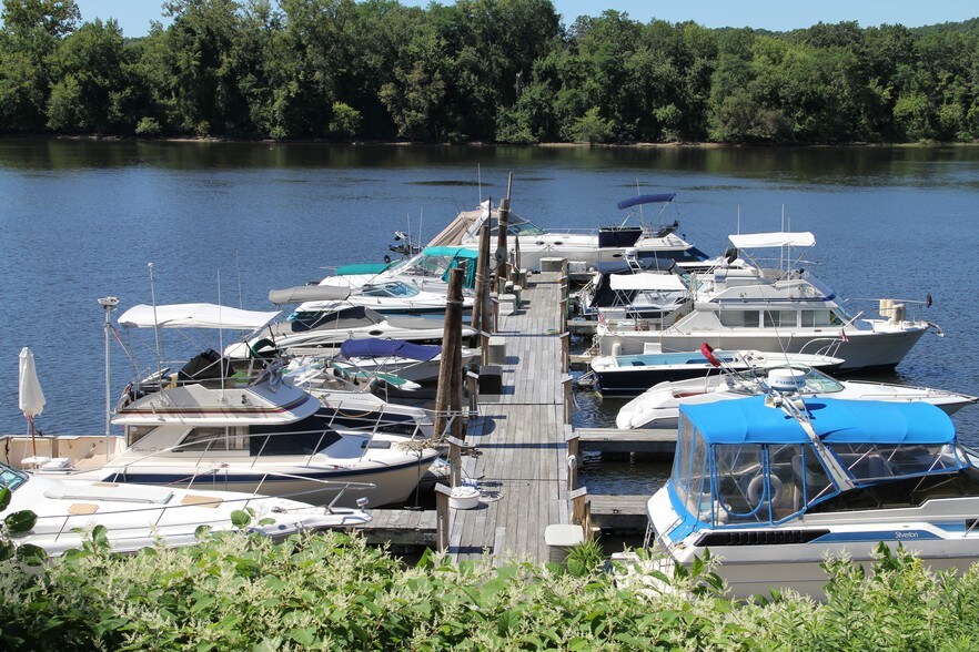 More Photos Of 684 Tryon St, South Glastonbury Marina For Sale