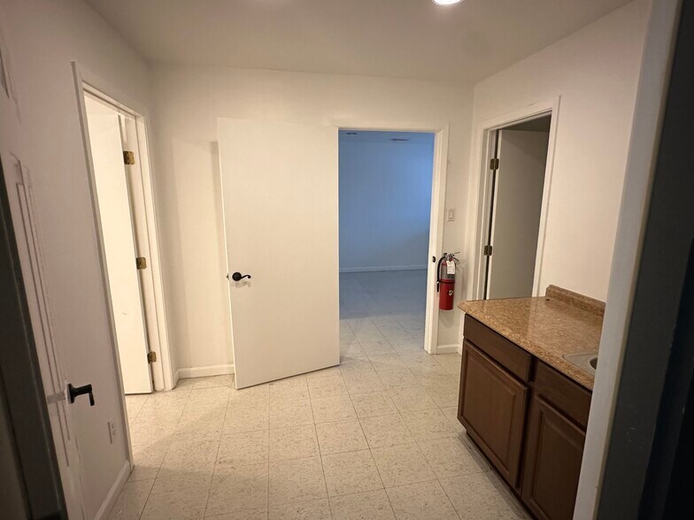 More Photos Of 10202 Mula Cir, Stafford Warehouse For Lease