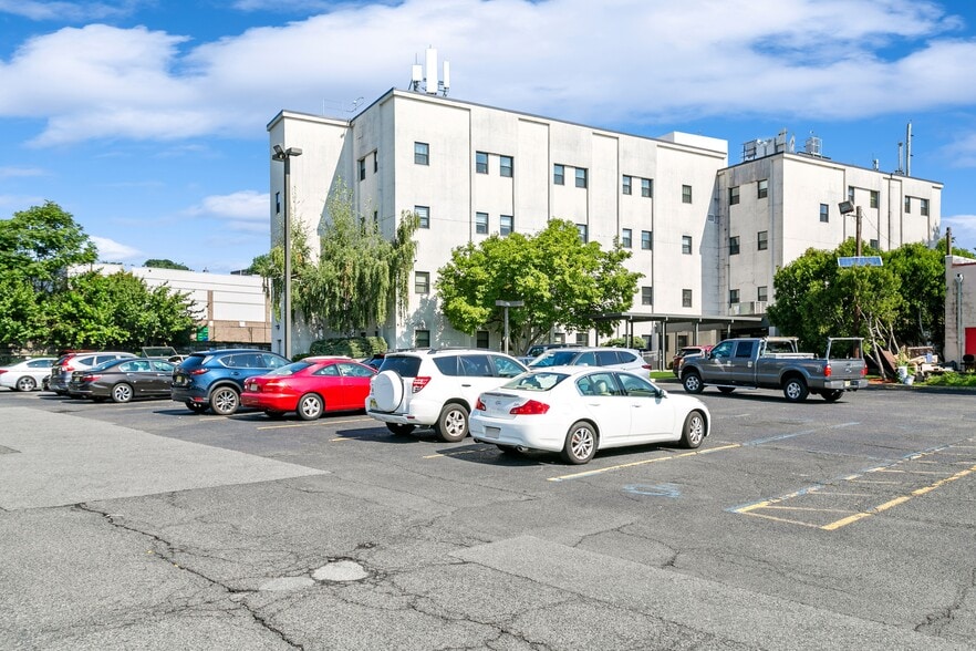 More Photos Of 211 Essex St, Hackensack Medical For Lease