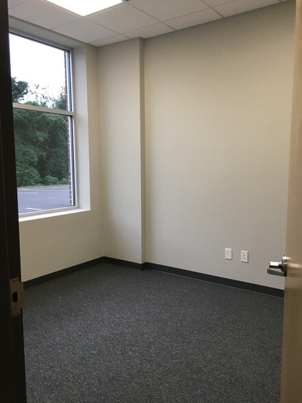 More Photos Of 123 Poplar Pointe Dr, Mooresville Flex For Lease