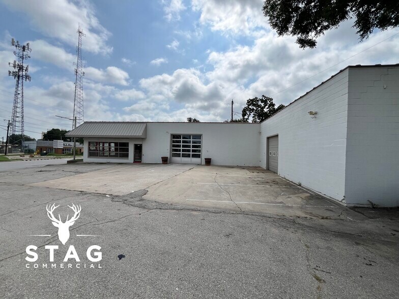 More Photos Of 201 Eagle Dr, Denton Storefront Retail Office For Lease