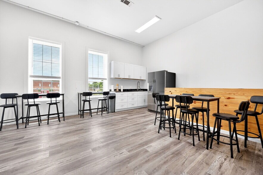 More Photos Of 201 N Bois D Arc St, Forney Storefront For Sale